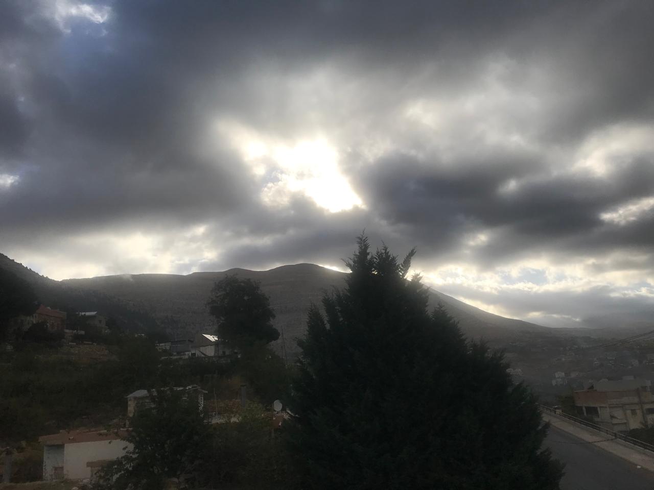 بالصور- فجر خريفي بارد في المناطق الجبلية الشمالية